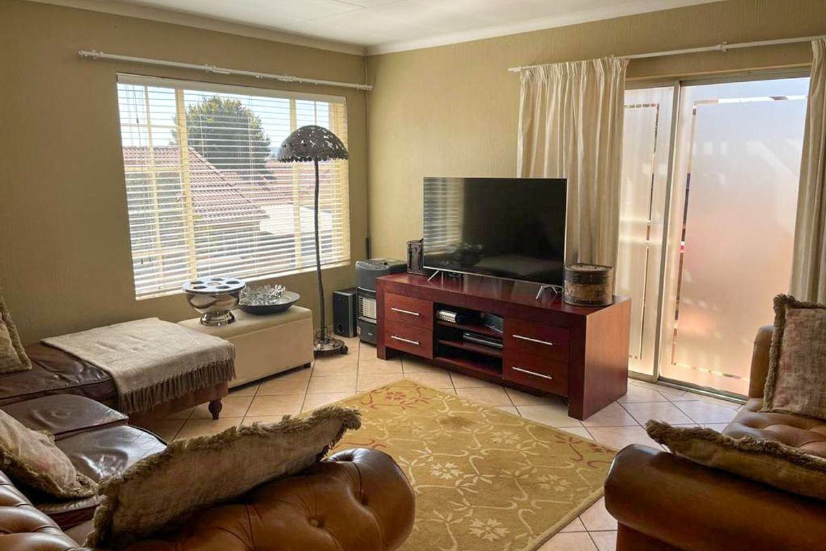 Spacious Two Bedroom Apartment with an entertainment area - Photo 3