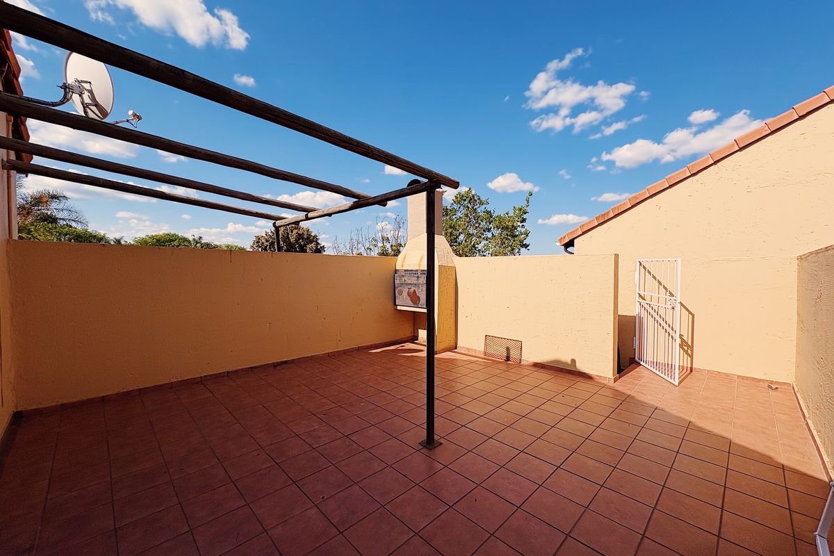 Spacious Two Bedroom Apartment with an entertainment area - Photo 2