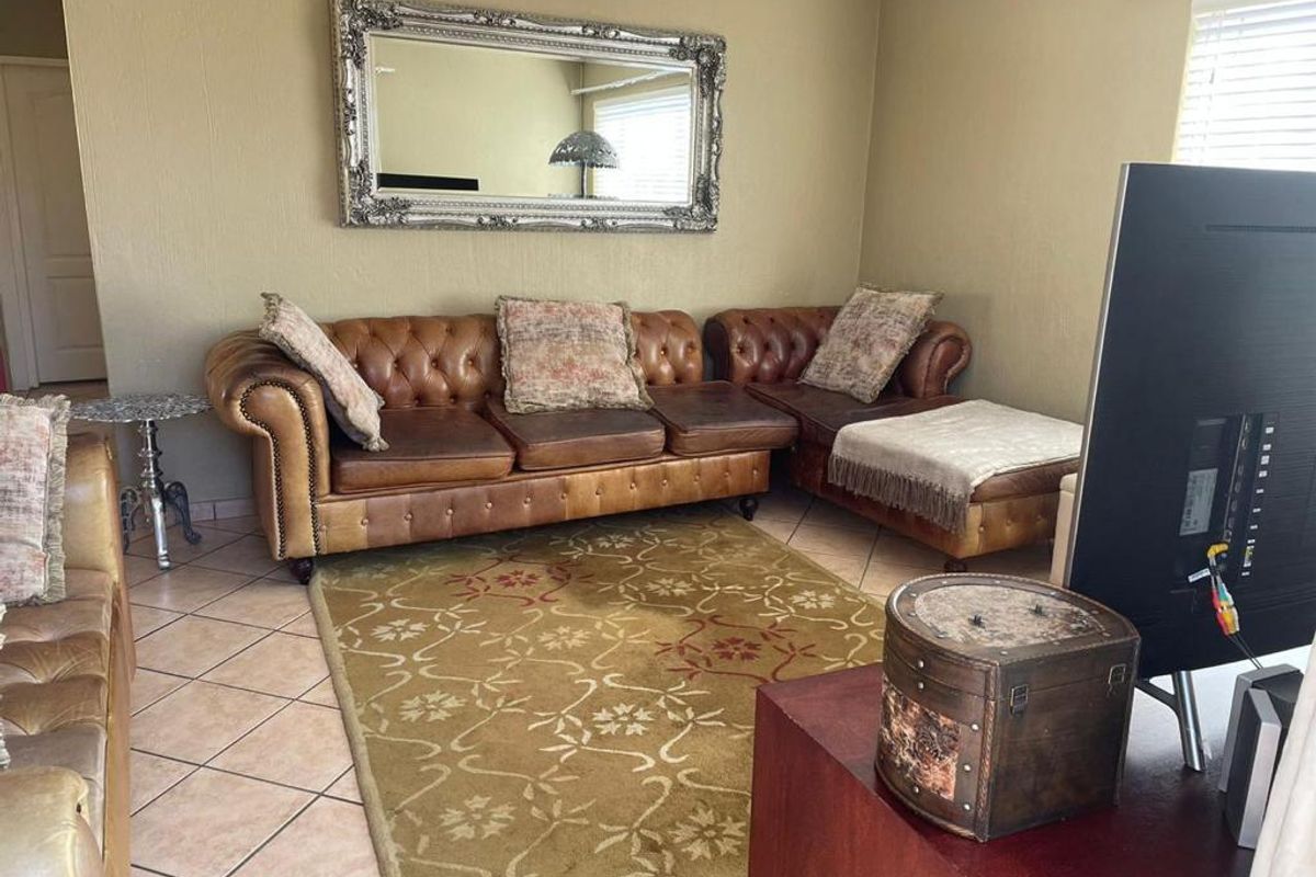 Spacious Two Bedroom Apartment with an entertainment area - Photo 4