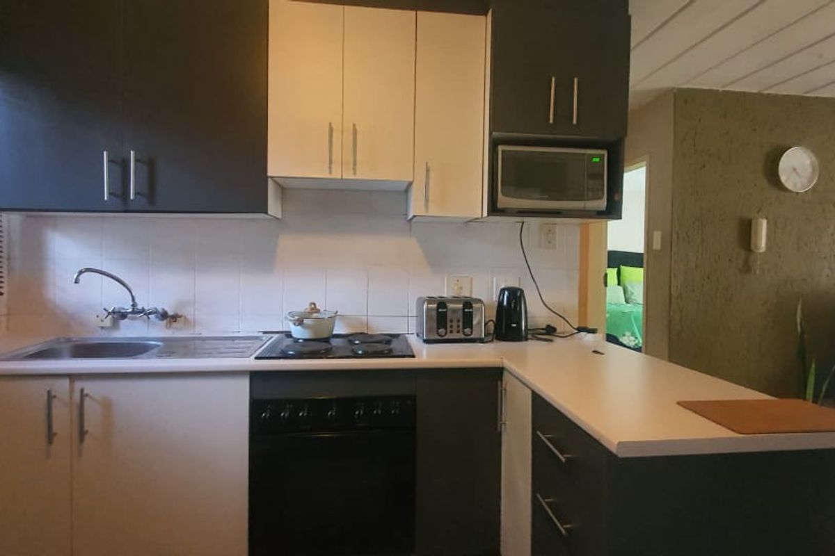 Two bedroom Townhouse with private garden - Photo 5