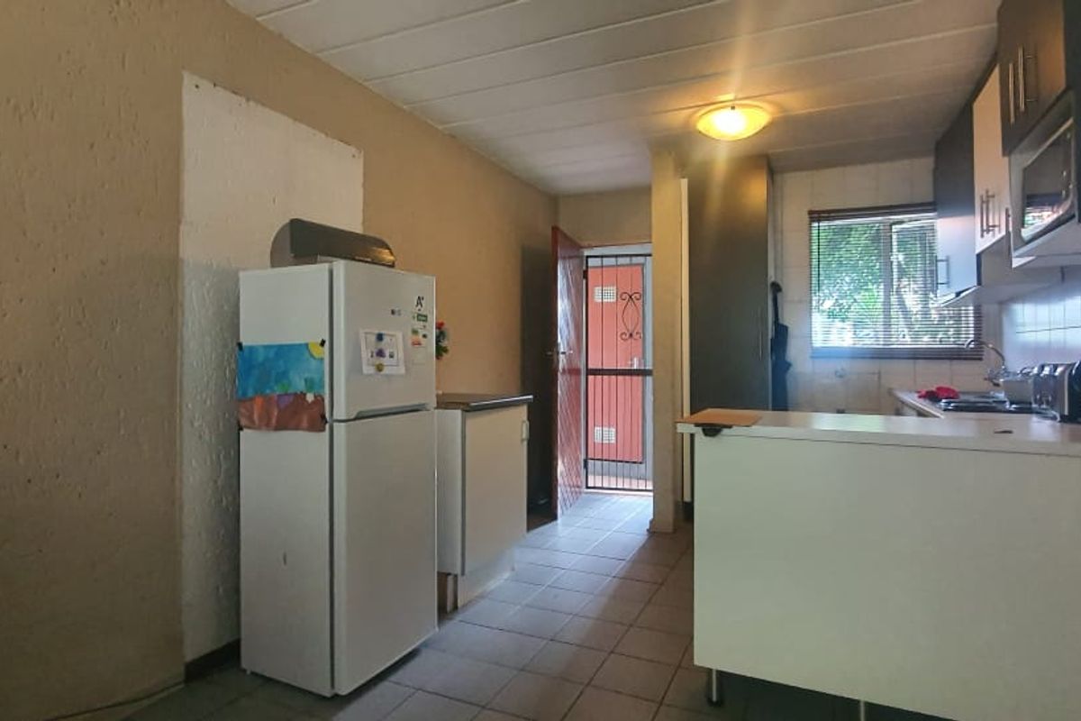 Two bedroom Townhouse with private garden - Photo 4