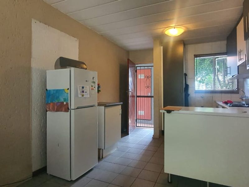 Two bedroom Townhouse with private garden - Photo 4