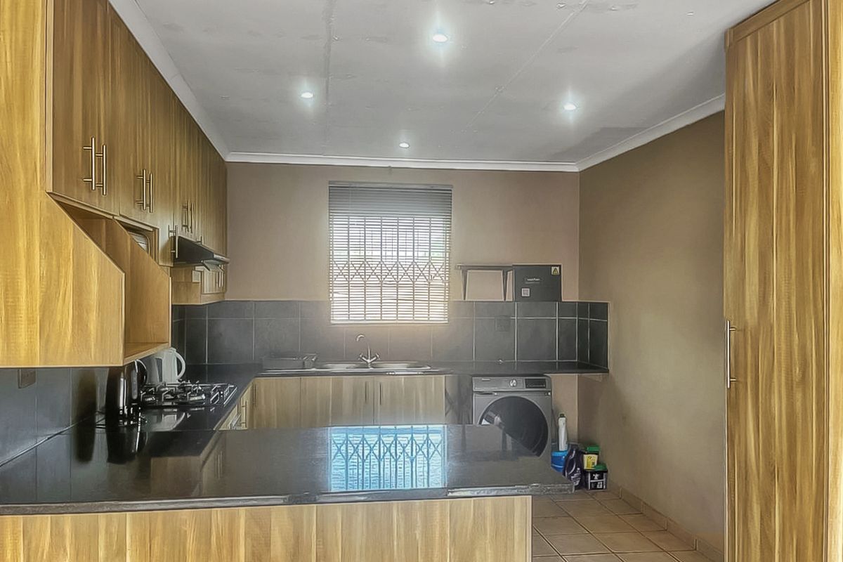 Attractive First Floor Apartment in Shamroc  Complex - Photo 3