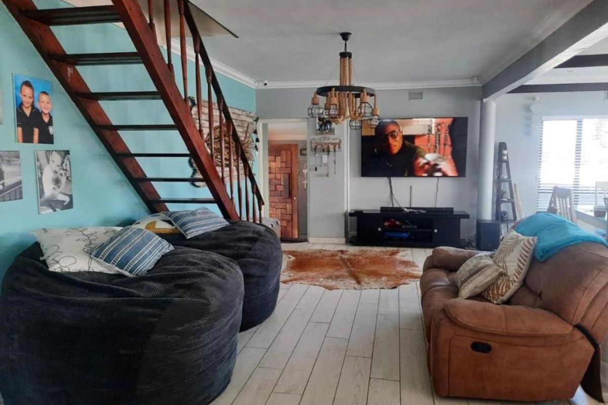 Luxurious Family Retreat on Prestigious Marine Drive - Photo 5