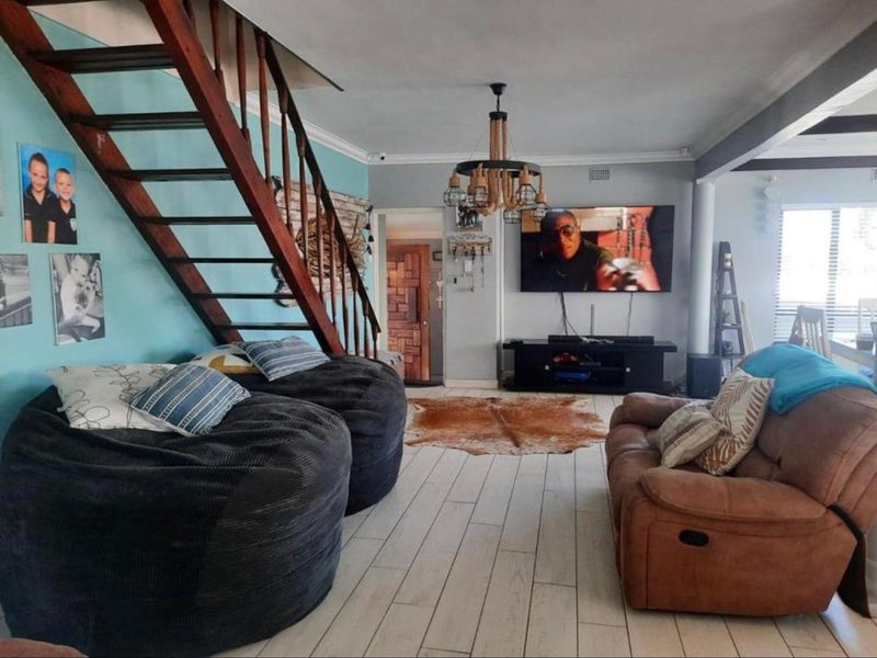 Luxurious Family Retreat on Prestigious Marine Drive - Photo 5