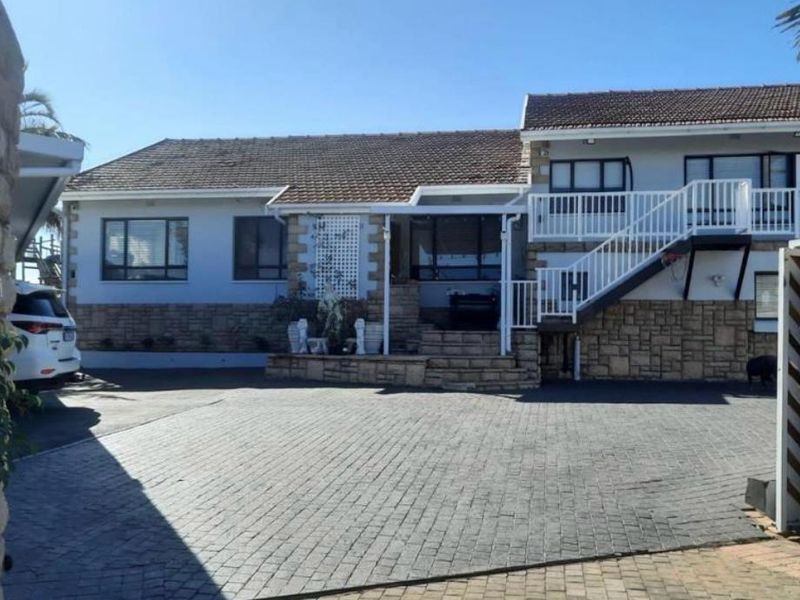 Luxurious Family Retreat on Prestigious Marine Drive - Photo 2