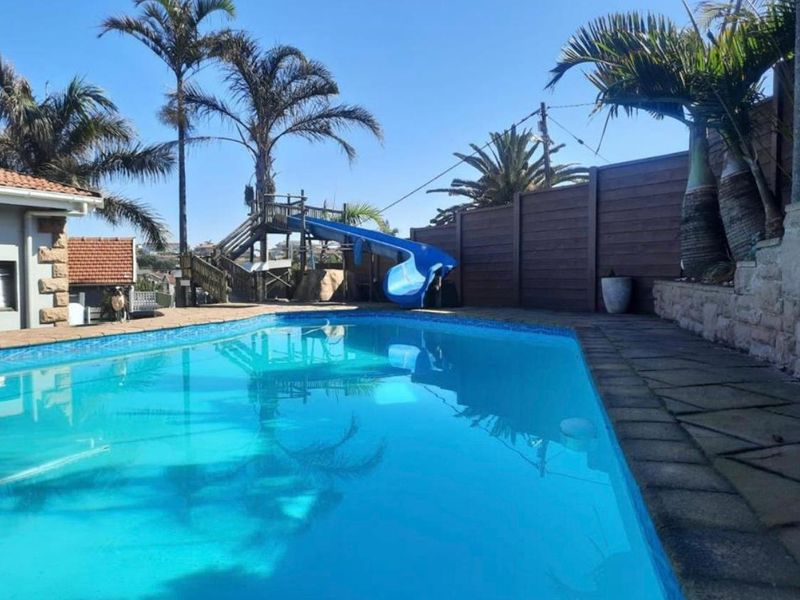 Luxurious Family Retreat on Prestigious Marine Drive - Photo 10