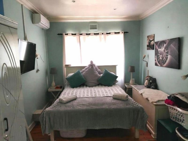 Luxurious Family Retreat on Prestigious Marine Drive - Photo 9