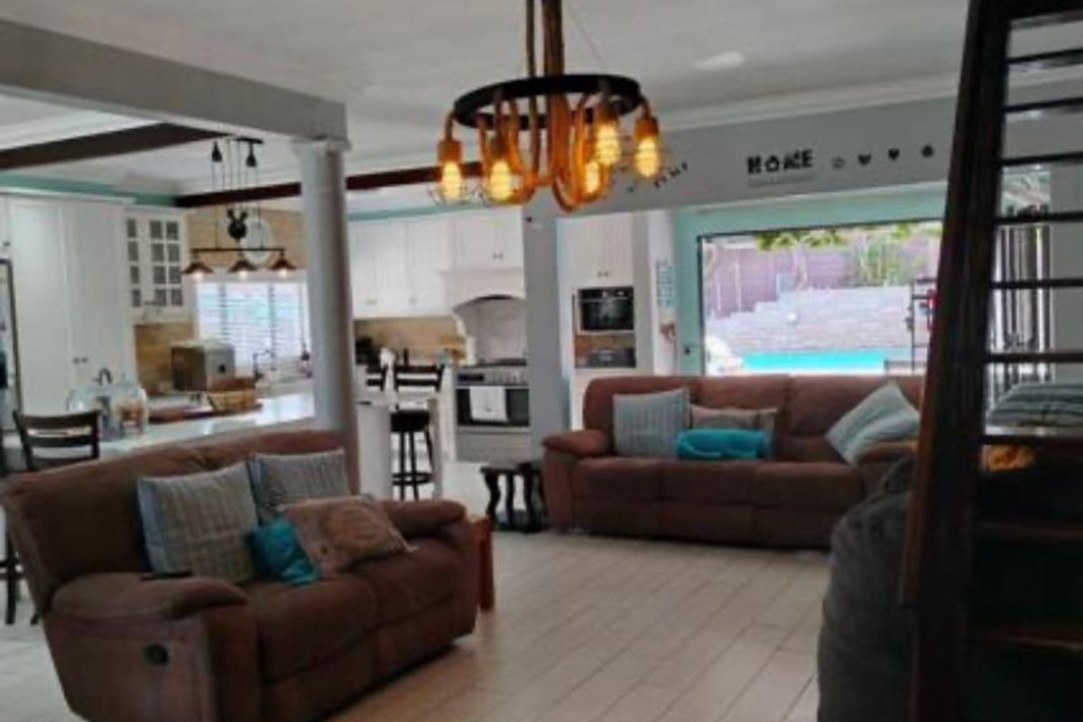 Luxurious Family Retreat on Prestigious Marine Drive - Photo 4