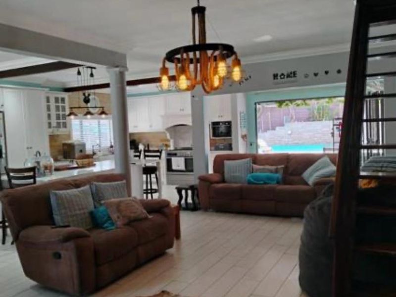 Luxurious Family Retreat on Prestigious Marine Drive - Photo 4