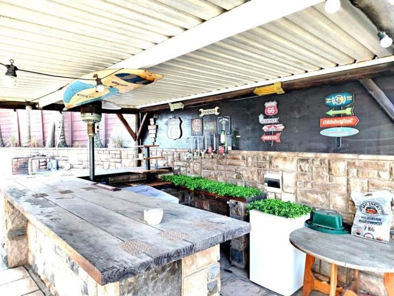 Luxurious Family Retreat on Prestigious Marine Drive - Photo 3