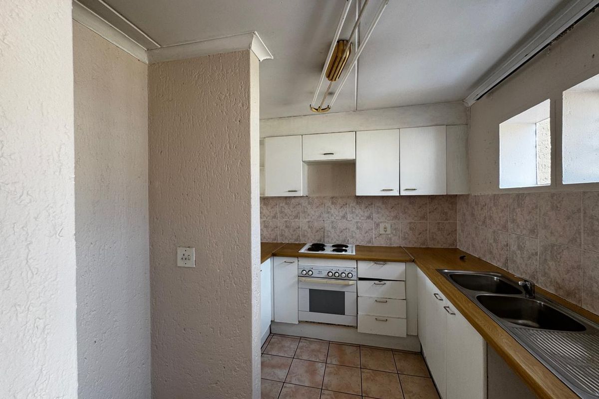 Modern 2-Bedroom Apartment for Sale in Mondeor, Johannesburg - Photo 4