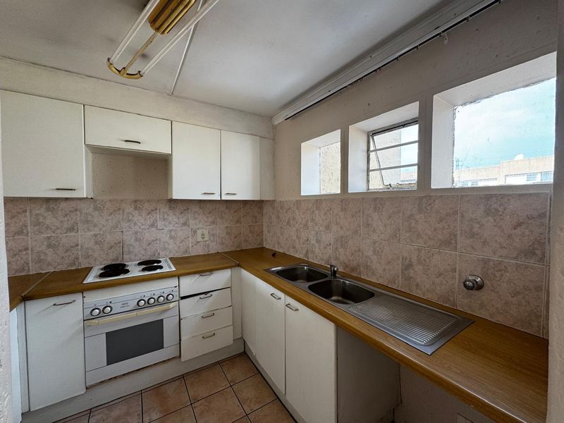 Modern 2-Bedroom Apartment for Sale in Mondeor, Johannesburg - Photo 3