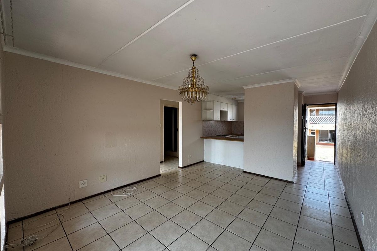 Modern 2-Bedroom Apartment for Sale in Mondeor, Johannesburg - Photo 2