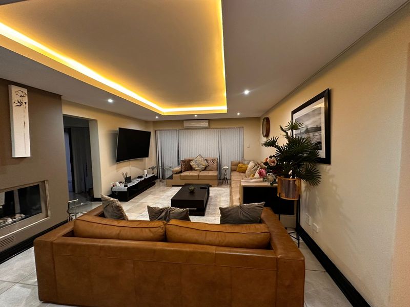 Luxurious 4-Bedroom Family Home in Bankenveld Golf Estate. - Photo 6