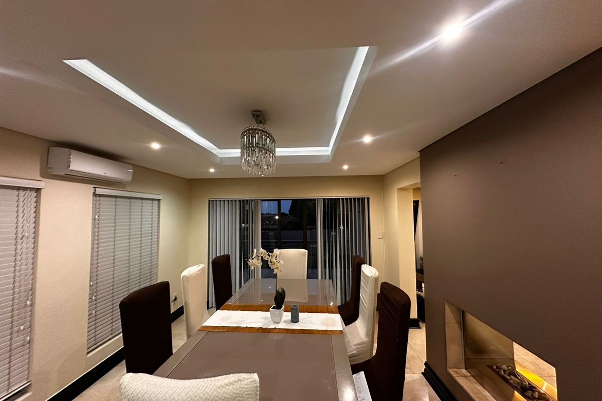 Luxurious 4-Bedroom Family Home in Bankenveld Golf Estate. - Photo 3