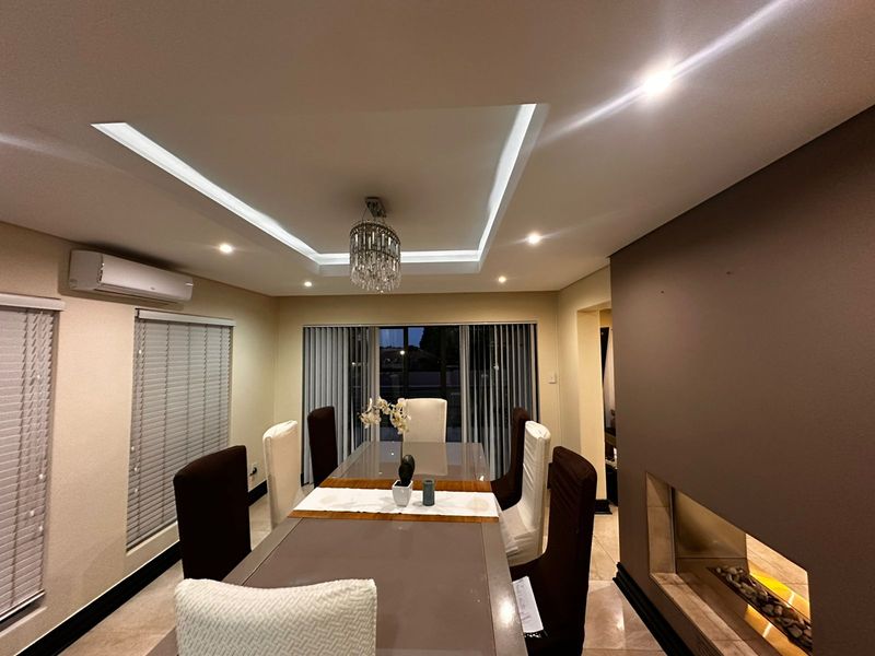 Luxurious 4-Bedroom Family Home in Bankenveld Golf Estate. - Photo 3