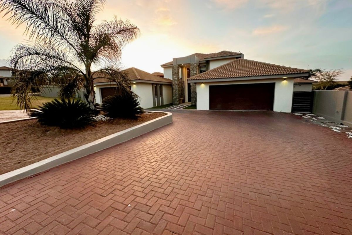 Luxurious 4-Bedroom Family Home in Bankenveld Golf Estate. - Photo 2