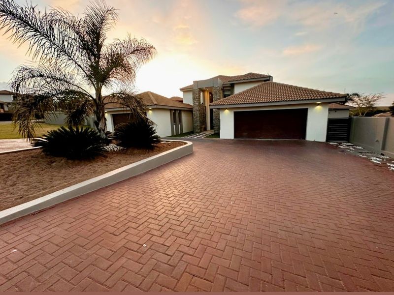Luxurious 4-Bedroom Family Home in Bankenveld Golf Estate. - Photo 2