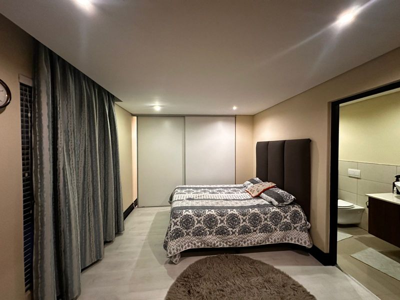 Luxurious 4-Bedroom Family Home in Bankenveld Golf Estate. - Photo 10