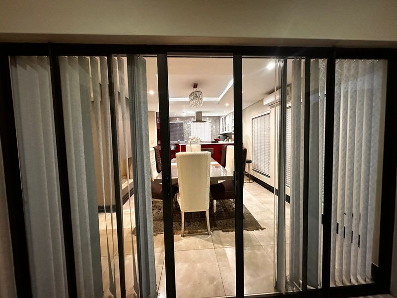 Luxurious 4-Bedroom Family Home in Bankenveld Golf Estate. - Photo 9