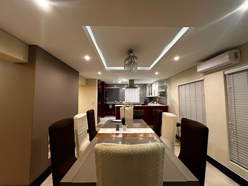 Luxurious 4-Bedroom Family Home in Bankenveld Golf Estate. - Photo 8