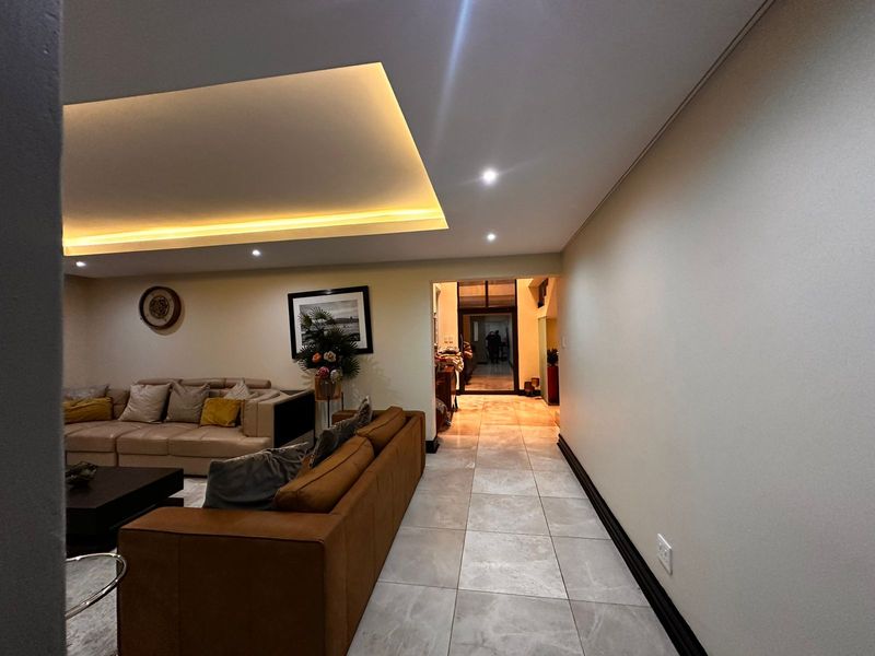 Luxurious 4-Bedroom Family Home in Bankenveld Golf Estate. - Photo 7