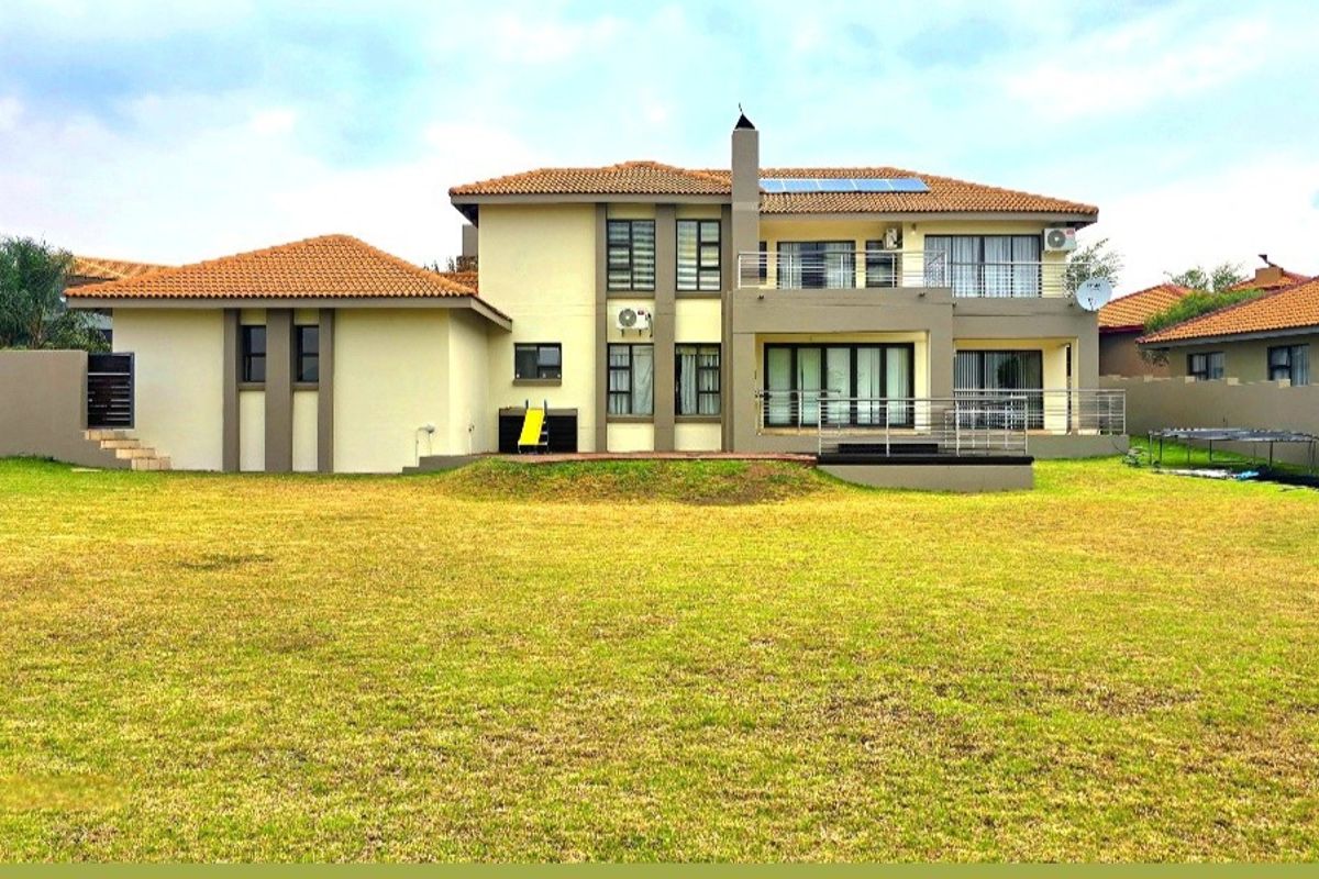 Luxurious 4-Bedroom Family Home in Bankenveld Golf Estate. - Photo 4