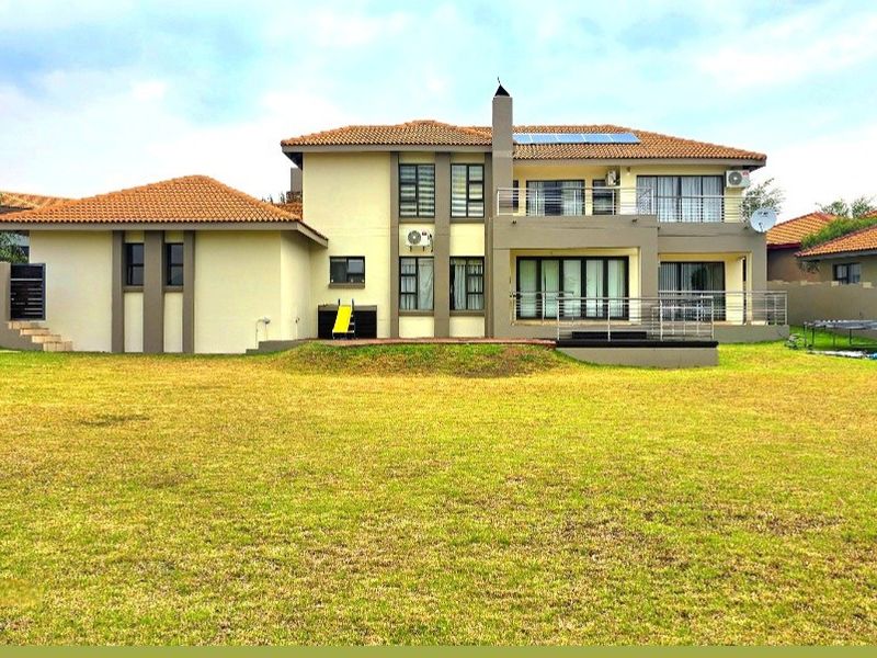 Luxurious 4-Bedroom Family Home in Bankenveld Golf Estate. - Photo 4