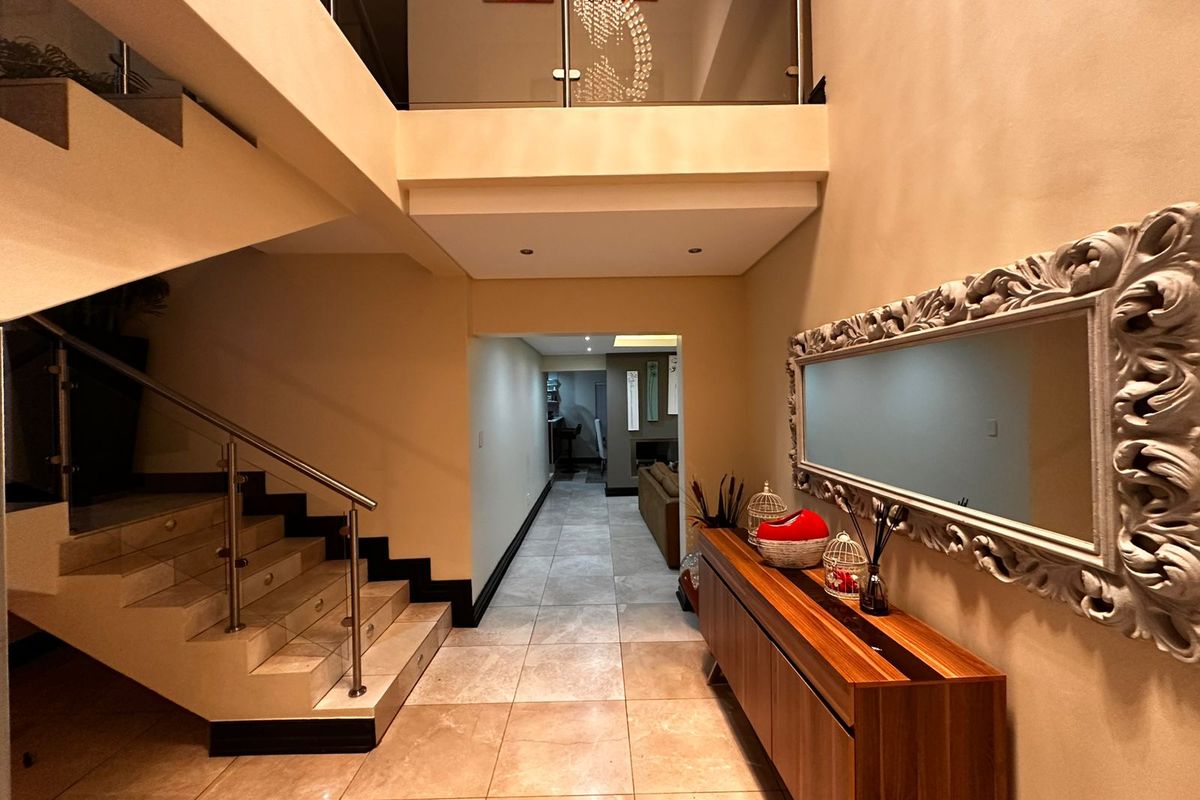 Luxurious 4-Bedroom Family Home in Bankenveld Golf Estate. - Photo 5