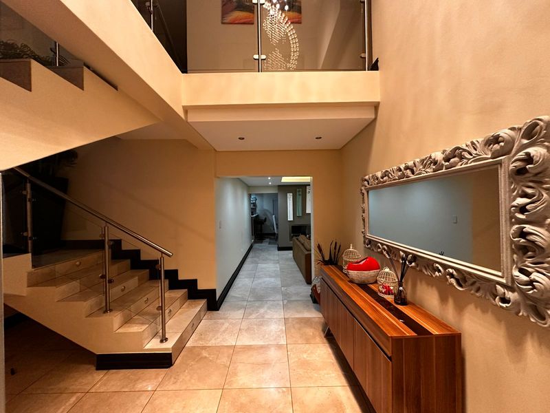 Luxurious 4-Bedroom Family Home in Bankenveld Golf Estate. - Photo 5