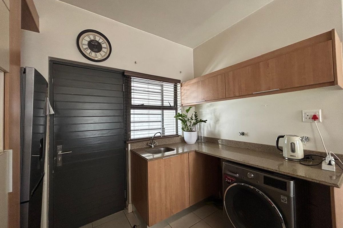 Charming, bright corner apartment in a secure, well-located complex. - Photo 3