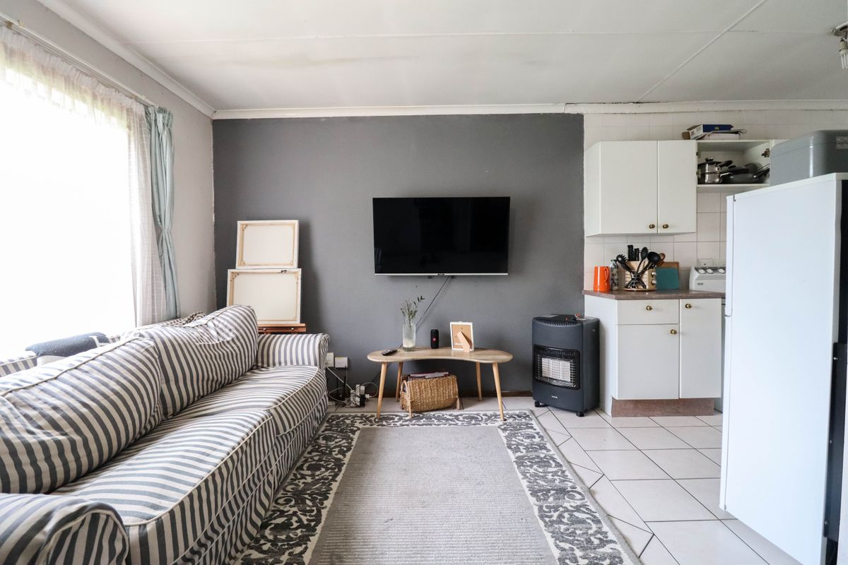 Affordable 2 Bedroom 1 Bathroom Ground Floor Unit Ideal for First Time Buyers or Investors - Photo 5