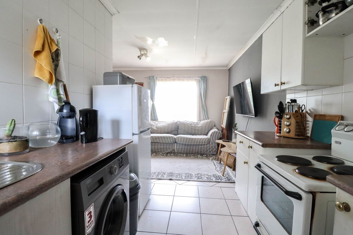 Affordable 2 Bedroom 1 Bathroom Ground Floor Unit Ideal for First Time Buyers or Investors - Photo 4