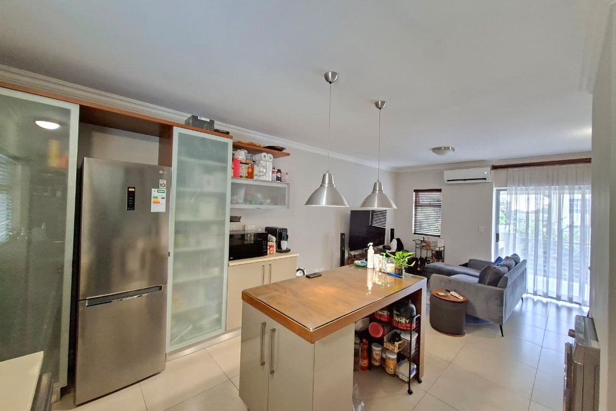 Modern Top-Floor 88sqm Luxury Apartment | 2 Bed 2 Bath | Secure Estate Living - Photo 3