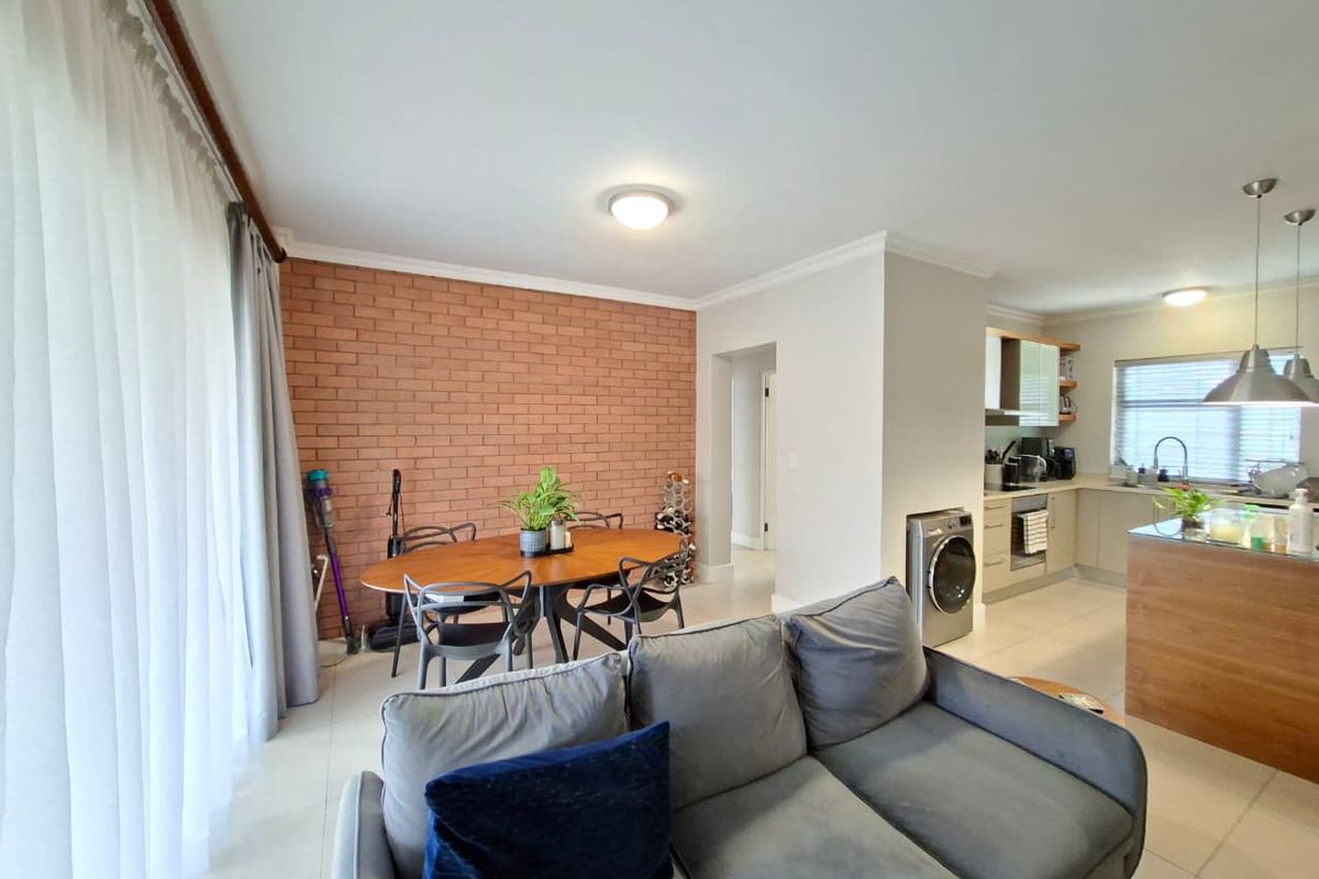 Modern Top-Floor 88sqm Luxury Apartment | 2 Bed 2 Bath | Secure Estate Living - Photo 5