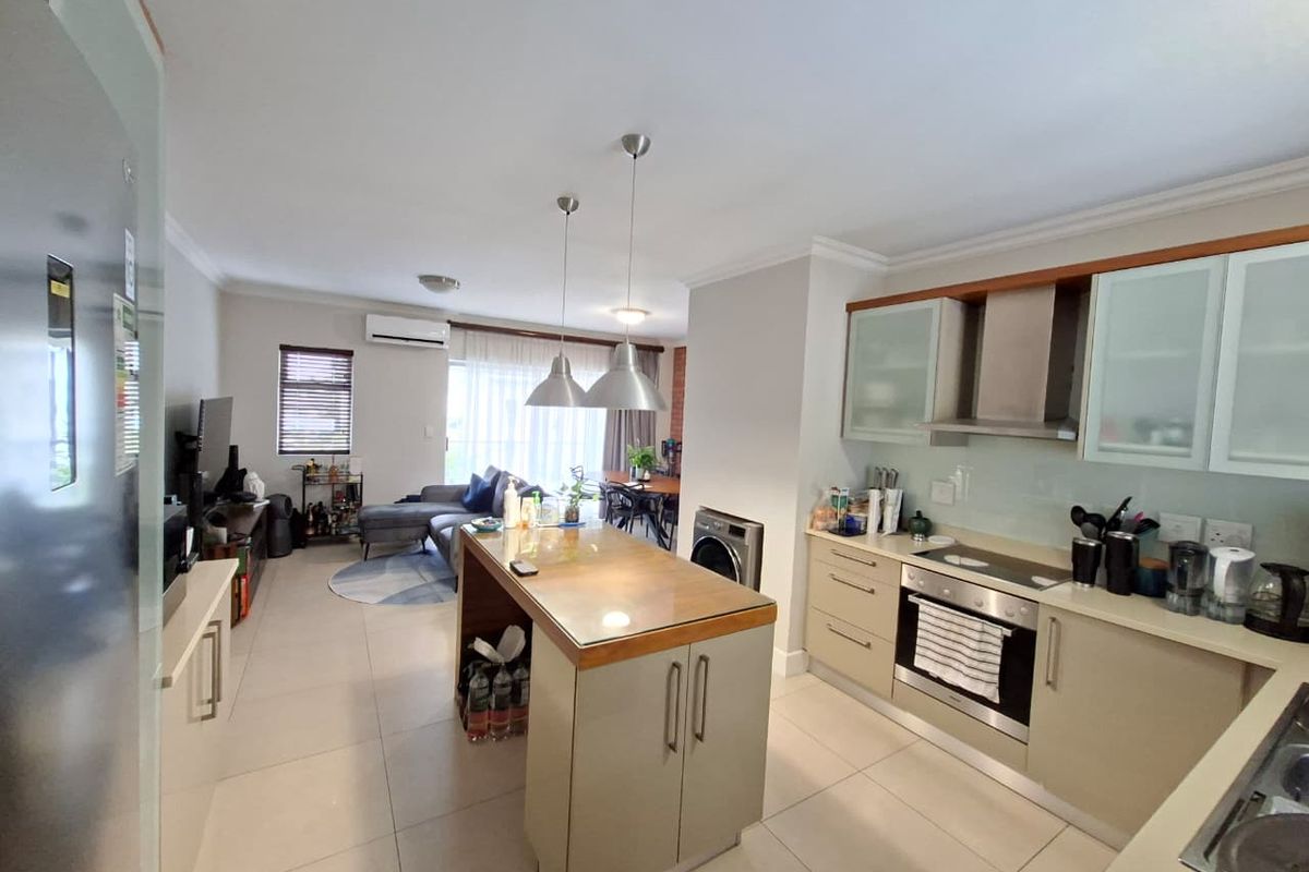 Modern Top-Floor 88sqm Luxury Apartment | 2 Bed 2 Bath | Secure Estate Living - Photo 2