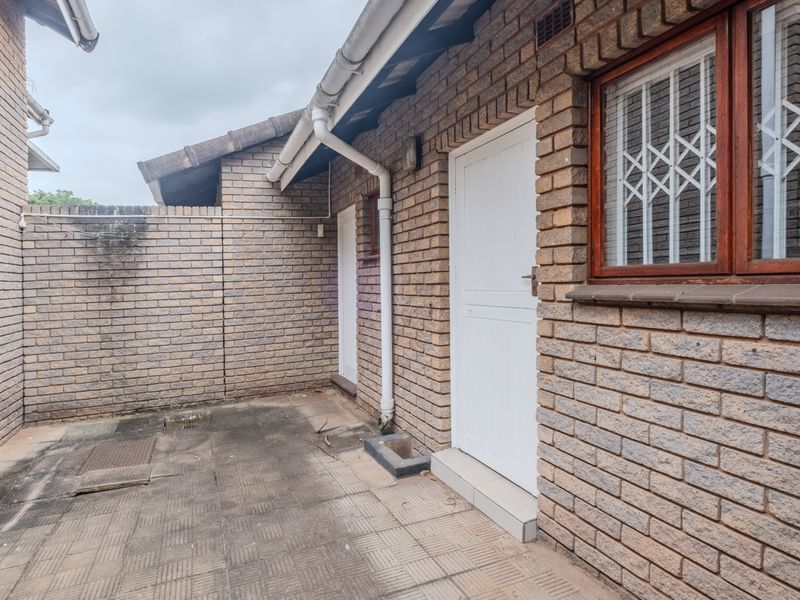 Spacious 2 Bedroom Townhouse in the Heart of Sunningdale - Photo 4