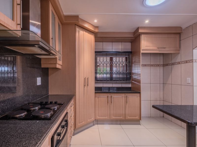 Spacious 2 Bedroom Townhouse in the Heart of Sunningdale - Photo 9