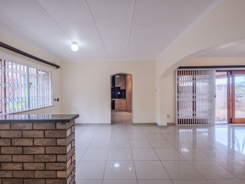 Spacious 2 Bedroom Townhouse in the Heart of Sunningdale - Photo 7