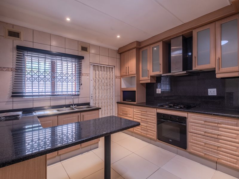 Spacious 2 Bedroom Townhouse in the Heart of Sunningdale - Photo 8