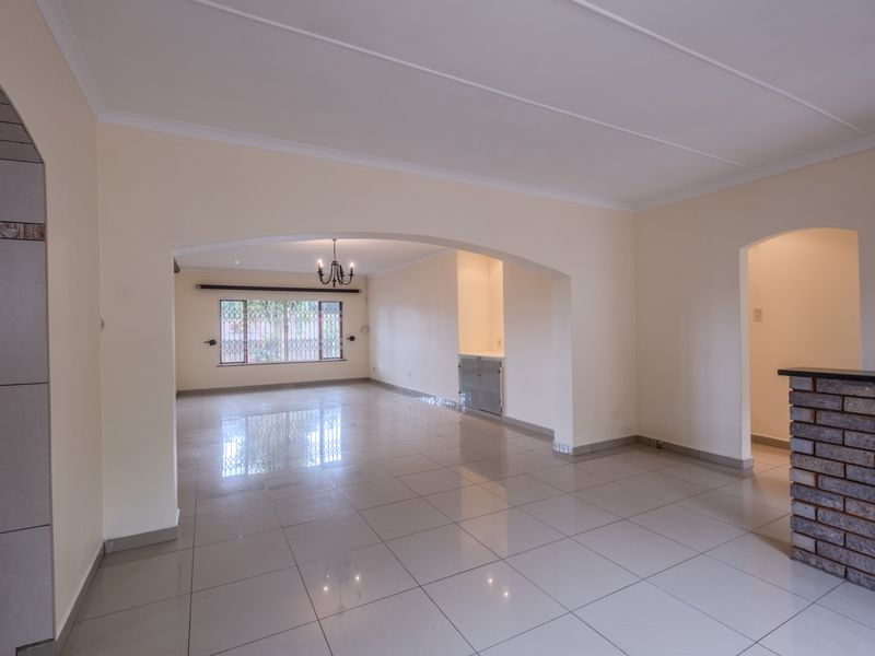 Spacious 2 Bedroom Townhouse in the Heart of Sunningdale - Photo 6