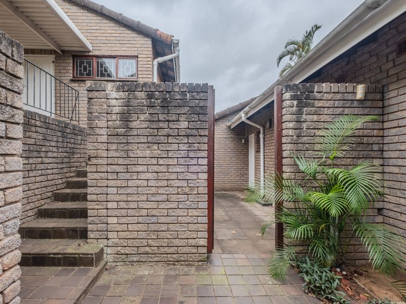 Spacious 2 Bedroom Townhouse in the Heart of Sunningdale - Photo 5