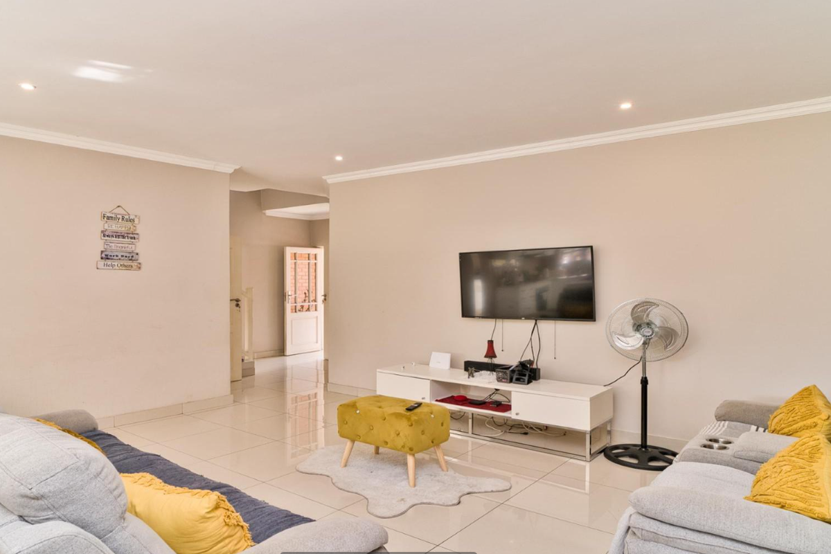 Spacious Townhouse in a Prime, Secure Estate - Photo 3