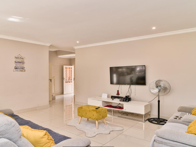 Spacious Townhouse in a Prime, Secure Estate - Photo 3