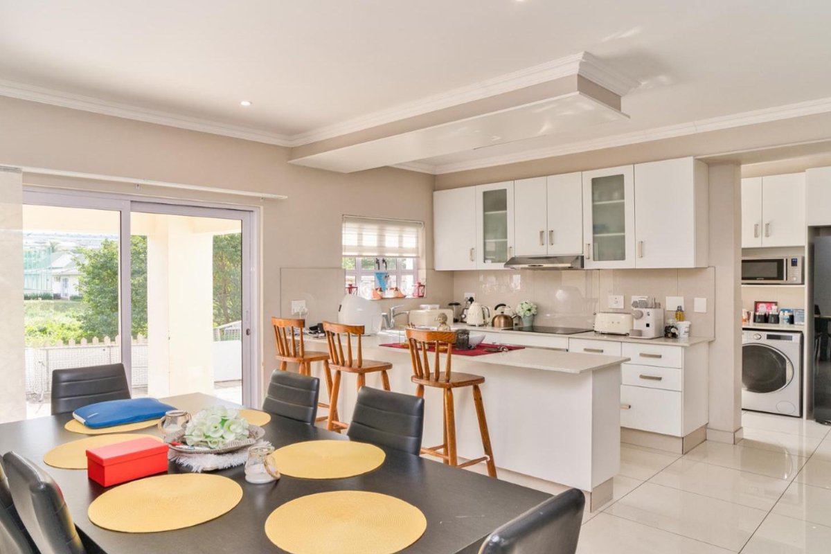 Spacious Townhouse in a Prime, Secure Estate - Photo 5