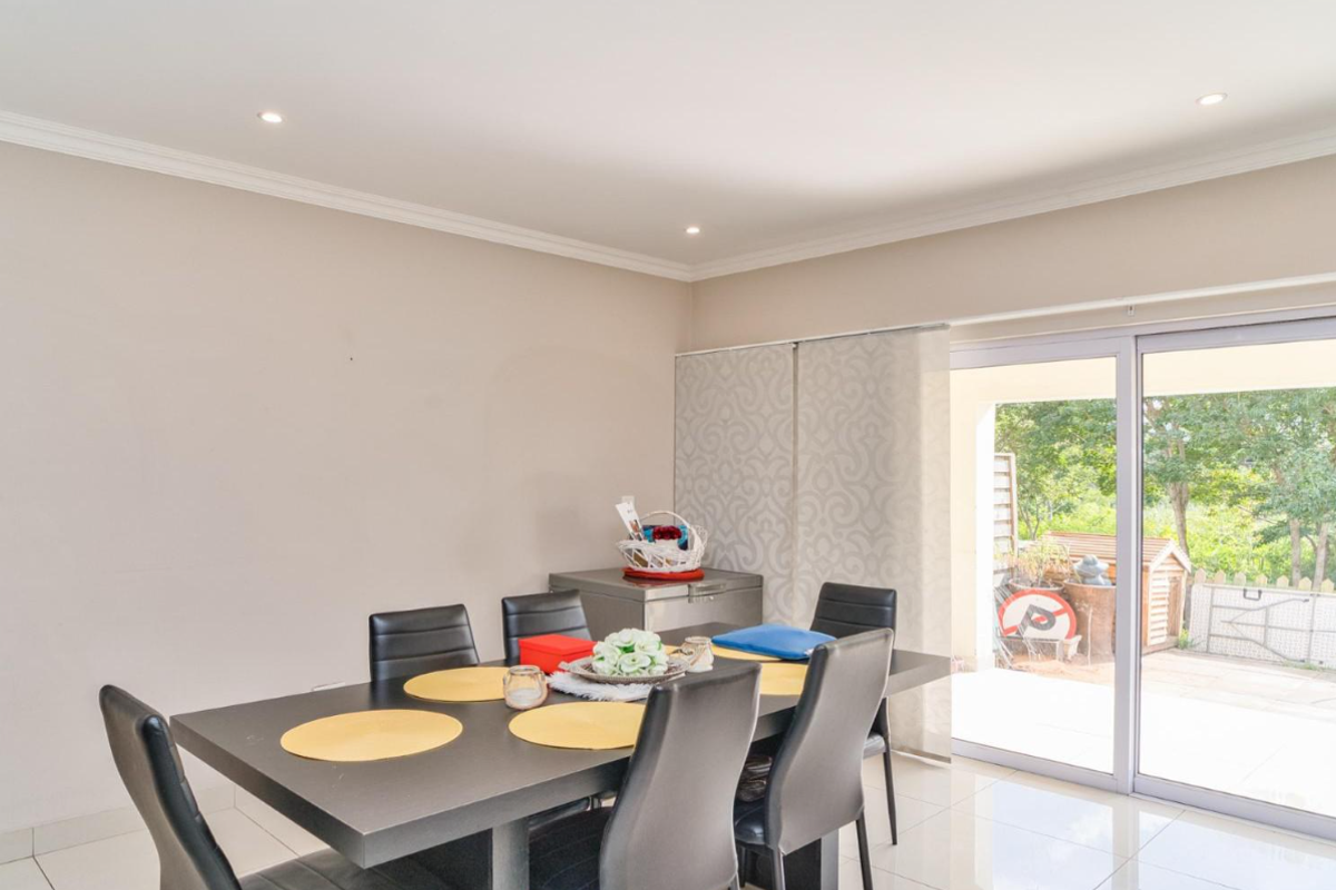 Spacious Townhouse in a Prime, Secure Estate - Photo 4