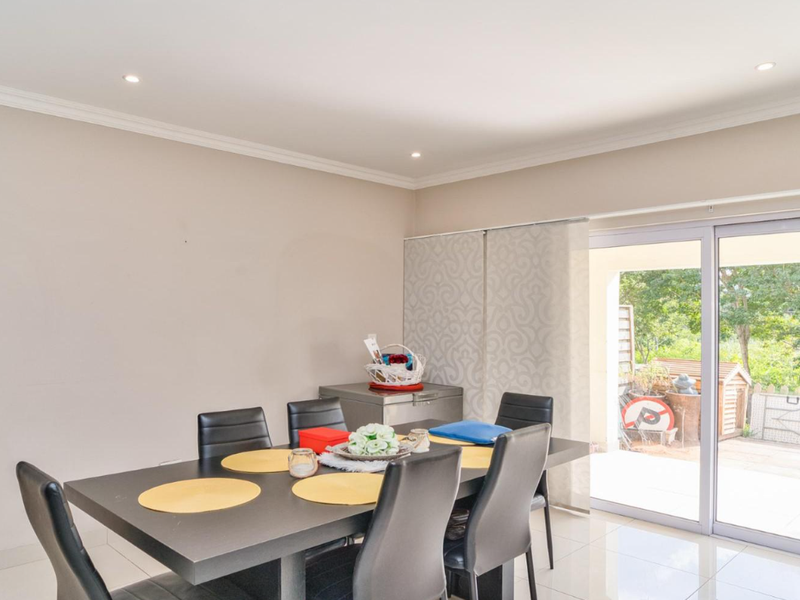 Spacious Townhouse in a Prime, Secure Estate - Photo 4