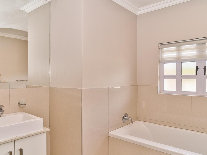 Spacious Townhouse in a Prime, Secure Estate - Photo 10