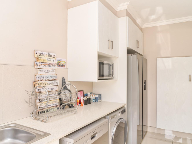 Spacious Townhouse in a Prime, Secure Estate - Photo 9